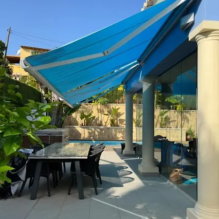 Lujosa De 3 Con Piscina